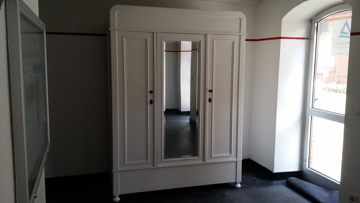 Kleiderschrank - ANTIQUITÄTEN - Back In Time Möbel, Vintage, Modern